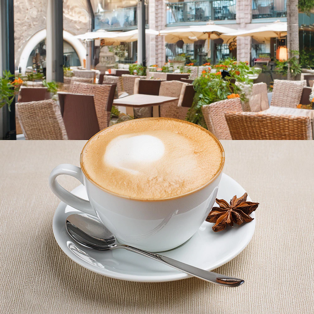 Kawa Macchiato podana w pięknej białej filiżance we Włoskiej restauracji