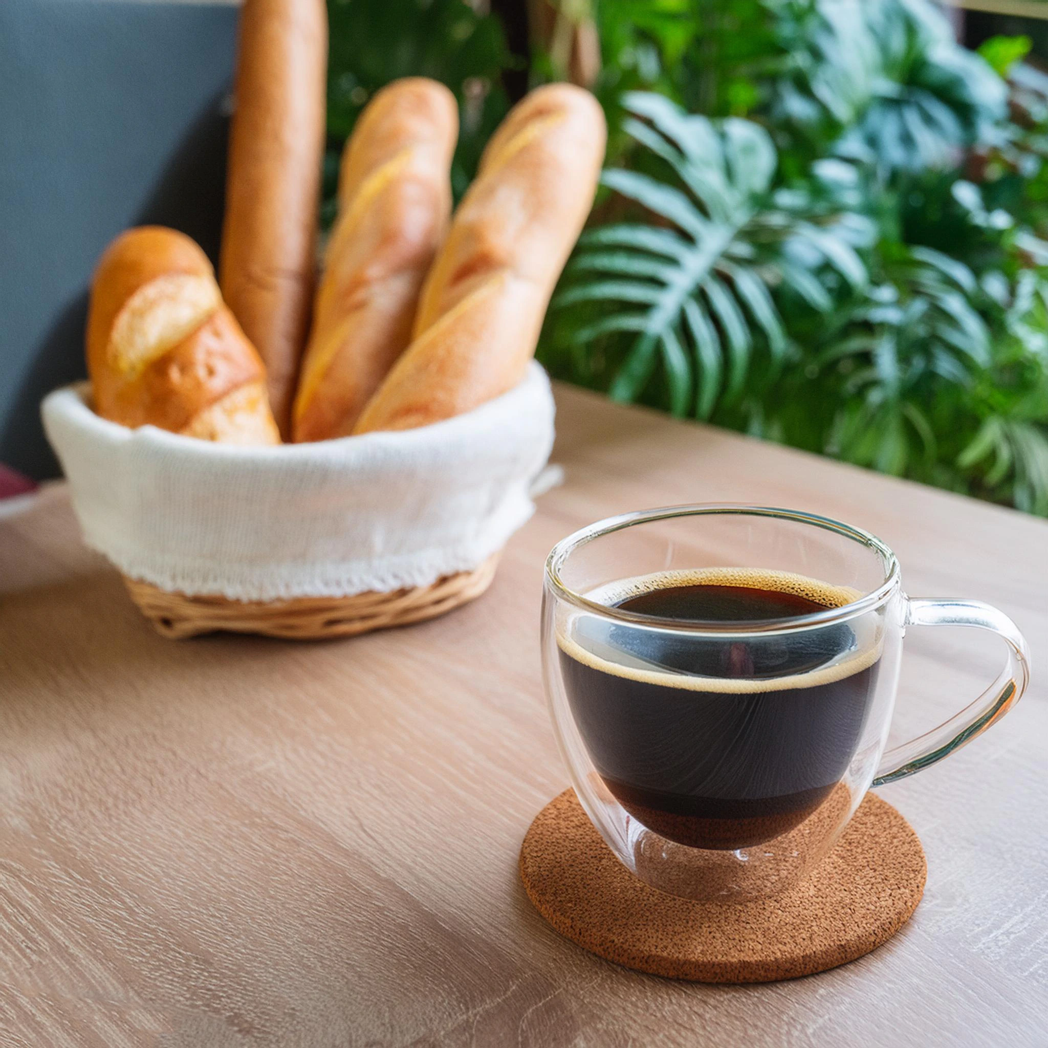 Kawa Amecicano, przezroczysta filiżanka i bagietka