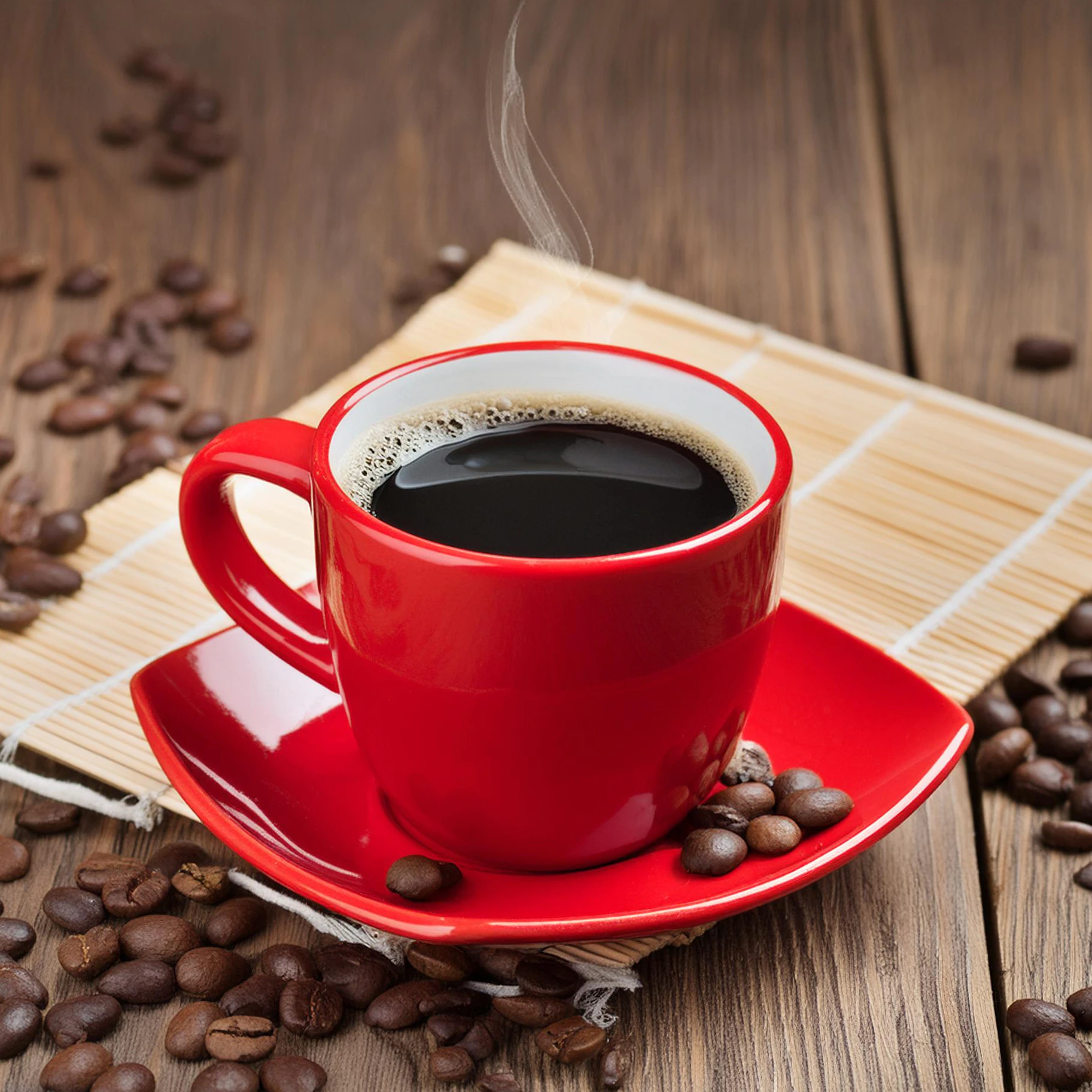 Czarna kawa amecicano i pięknie serwowana czerwona filiżanka