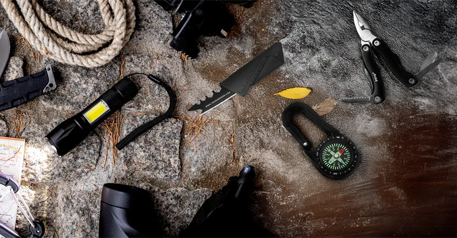 Gadżety survivalowe z nadrukiem logo — praktyczne narzędzia promocyjne na outdoor