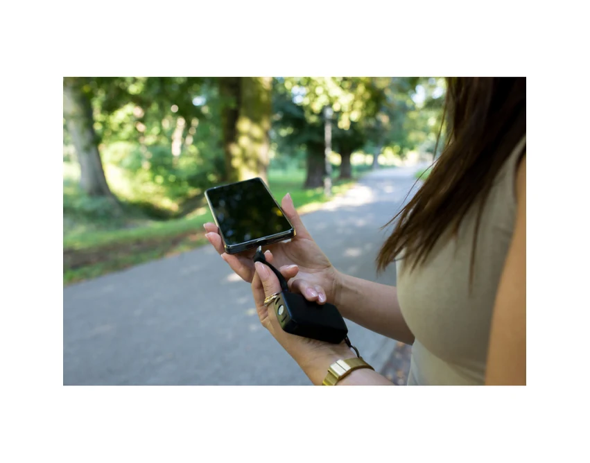 Czarny power bank 4000 mAh z karabińczykiem i lampką LED