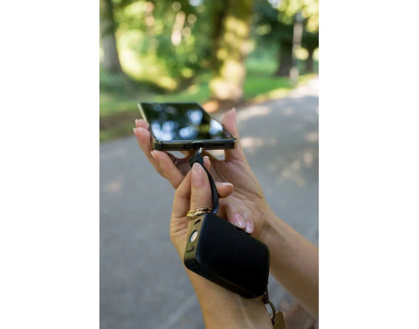 Czarny power bank 4000 mAh z karabińczykiem i lampką LED