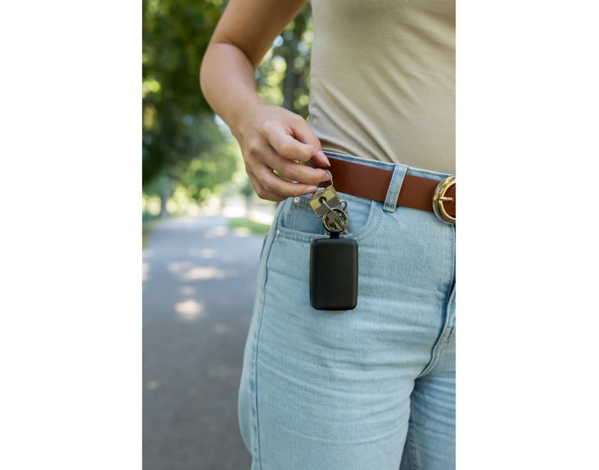 Czarny power bank 4000 mAh z karabińczykiem i lampką LED