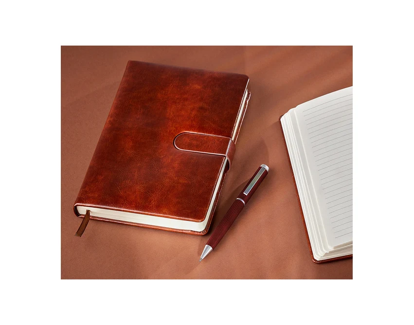 Brązowy notes Ricaso PU z logo i magnetycznym zapięciem