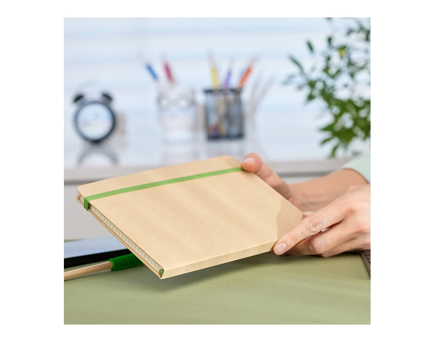 Beżowy notes A5 Simply z zieloną gumką i logo, kratka