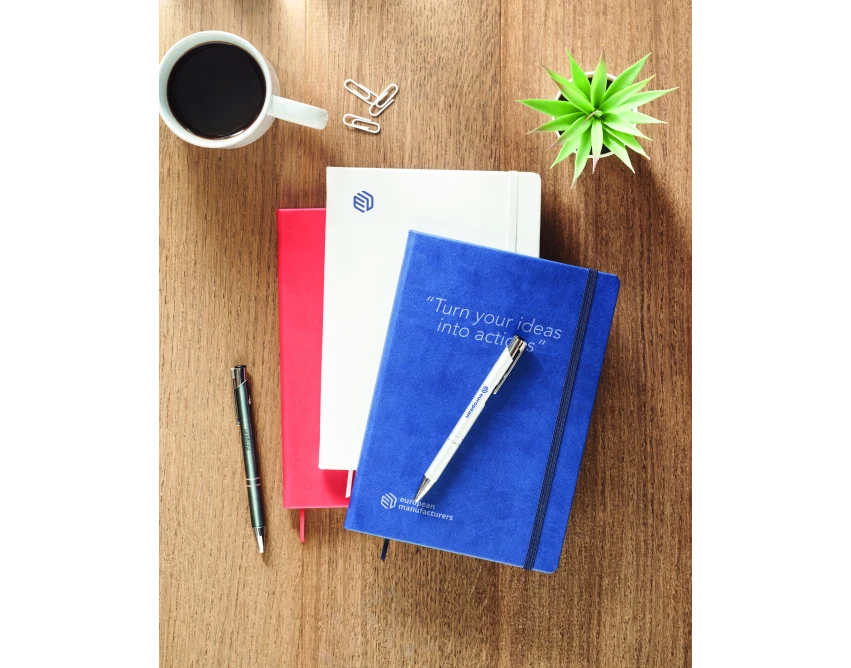 Granatowy notes firmowy A5 z nadrukiem i gumką