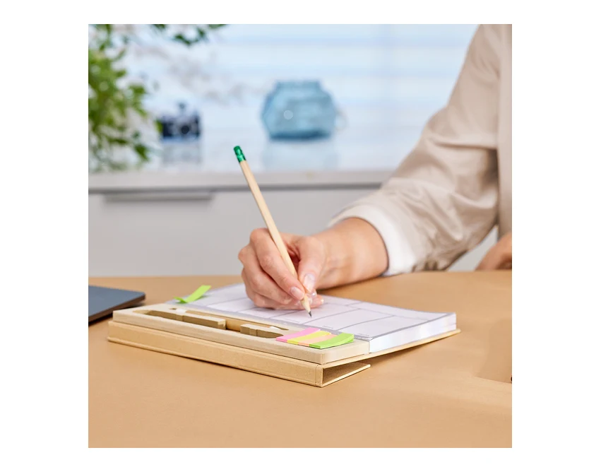 Brązowy planer Melle z drewnianą linijką i logo firmy