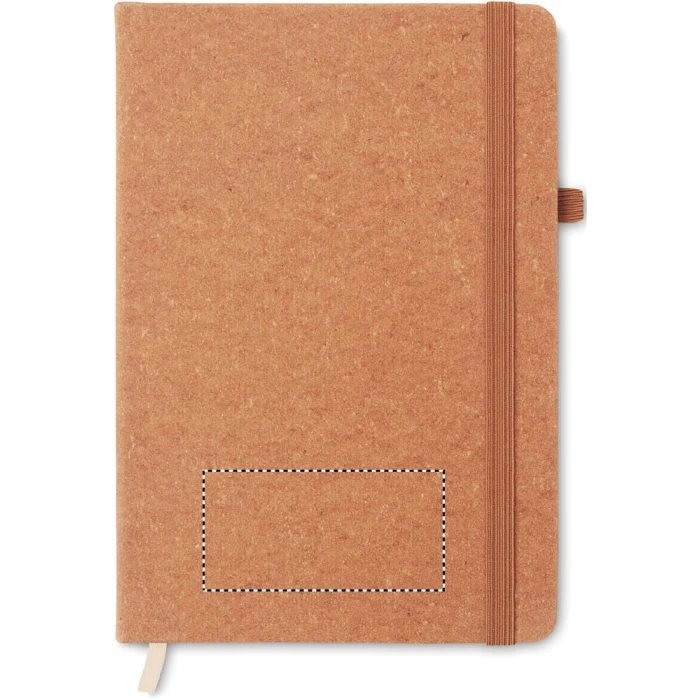 Schemat znakowania dla Tampondruk - P4 na gadżecie: Brązowy notes A5 z recyklingu ze skóry z grawerem logo
