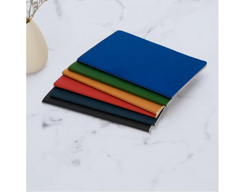 Czarny notatnik A5 z recyklingu z logo, miękka okładka