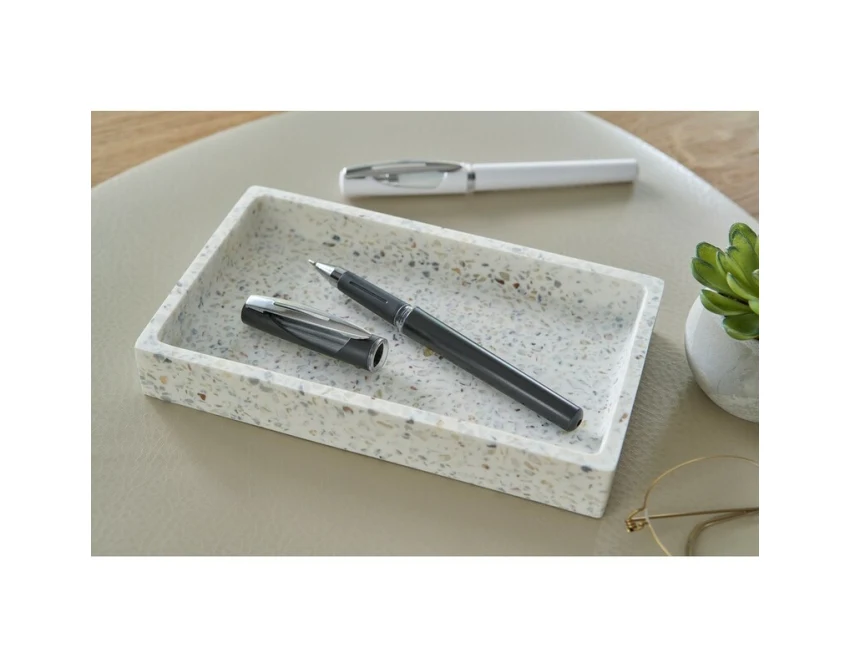 Czerwony długopis żelowy z logo firmy i metalowym klipsem