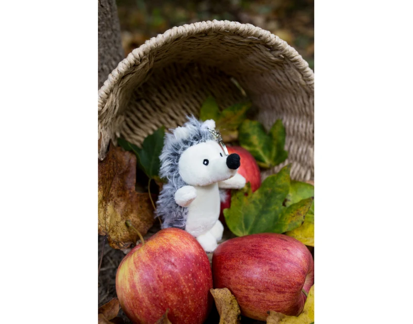 Pluszowy brelok jeż szary z logo firmy – unikatowy gadżet