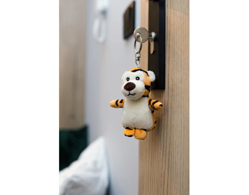 Pluszowy brelok tygrys pomarańczowy z logo firmy