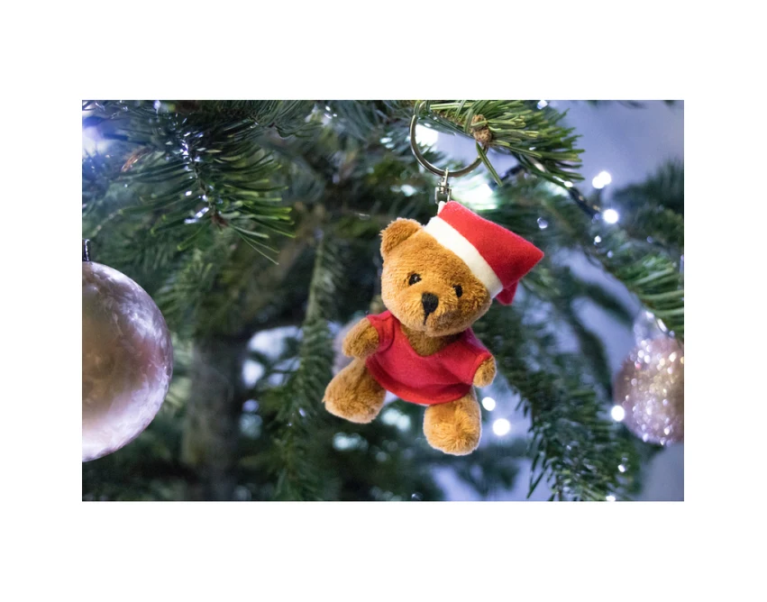 Brązowy brelok pluszowy miś z czapką Mikołaja i logo