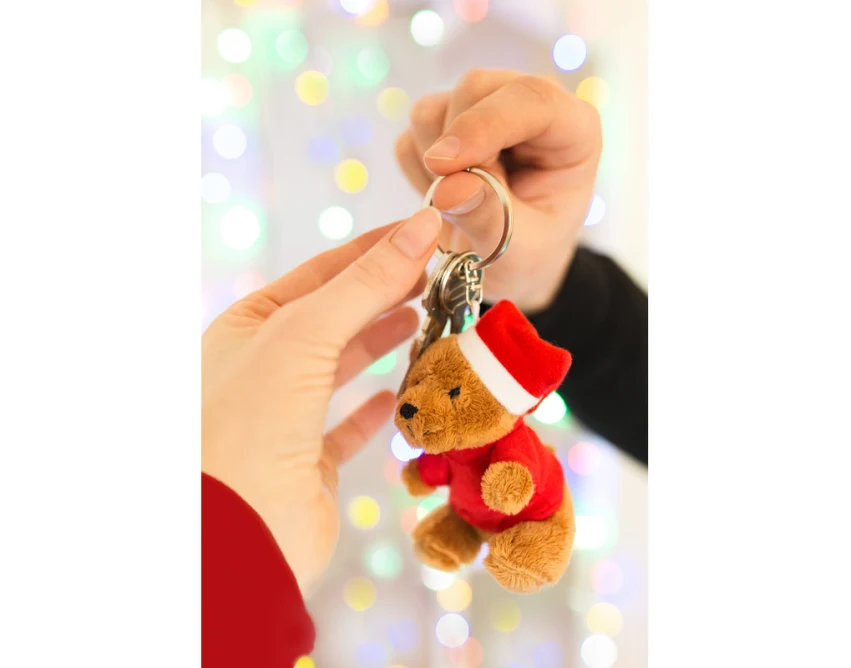 Brązowy brelok pluszowy miś z czapką Mikołaja i logo