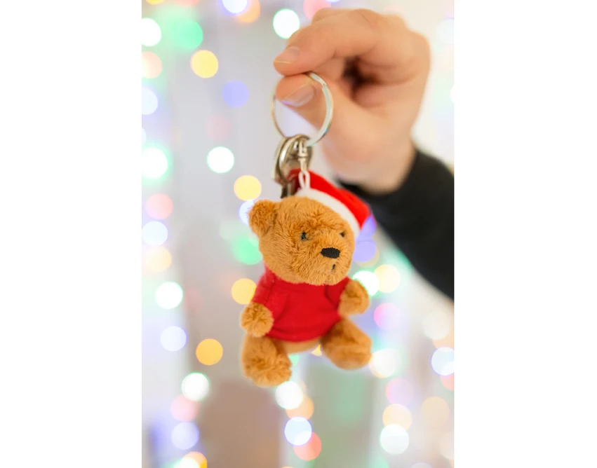 Brązowy brelok pluszowy miś z czapką Mikołaja i logo