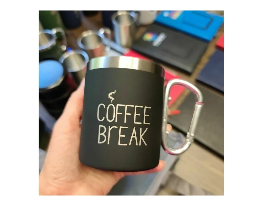 Czarny kubek stalowy 300 ml z karabińczykiem i grawerem