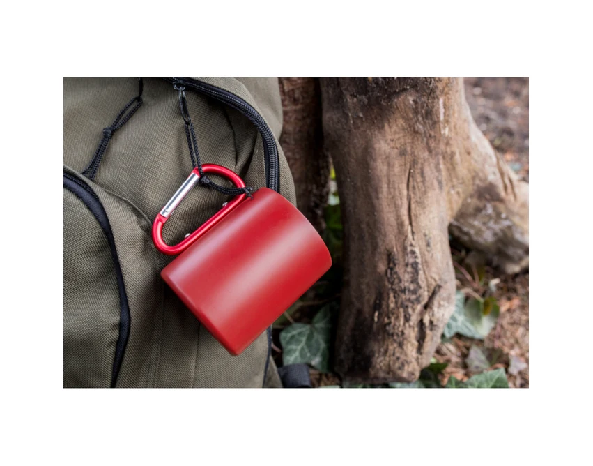 Czerwony kubek metalowy 280 ml z karabińczykiem i logo