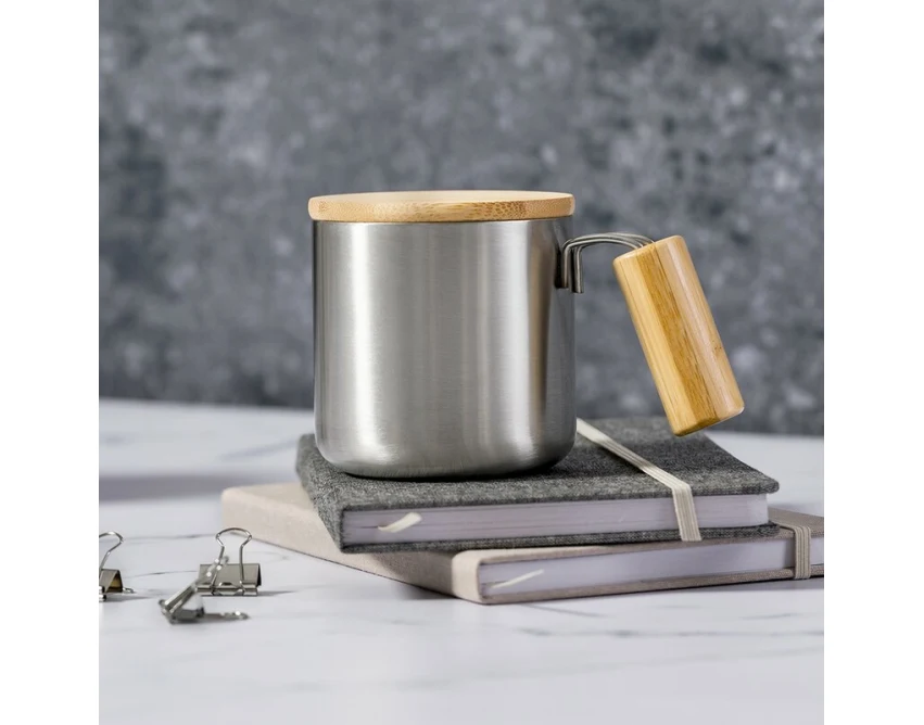 Srebrny kubek metalowy 330 ml z bambusową pokrywką