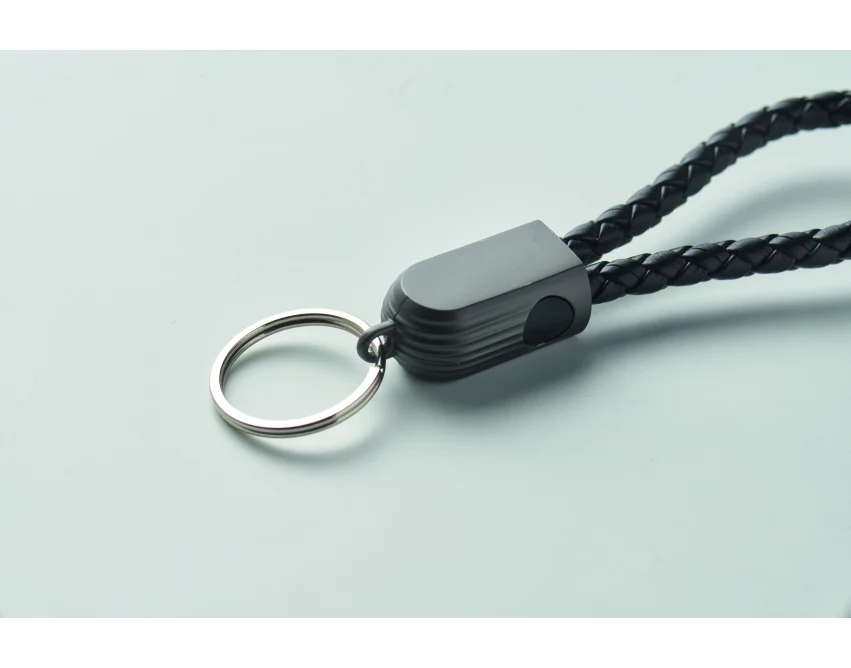 Czarny brelok z plecionym kablem USB-C 60W i logo firmy
