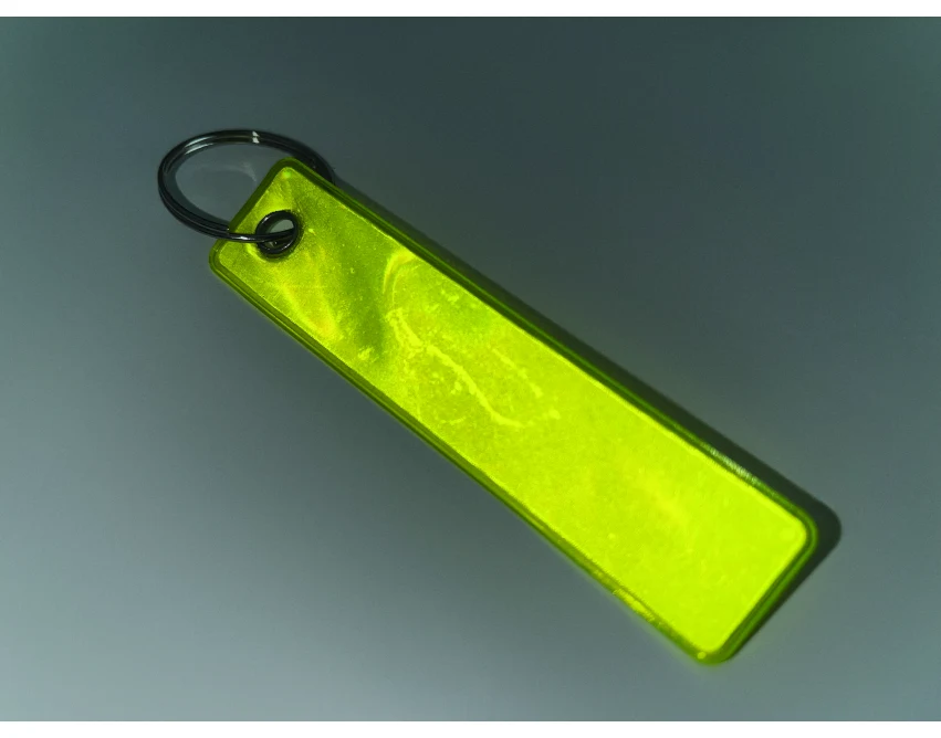 Żółty brelok odblaskowy PVC z logo – personalizacja firmy