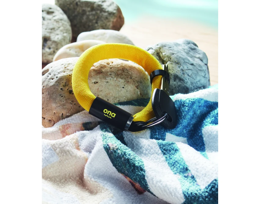 Żółty brelok pływający Polly z logo – opaska na rękę