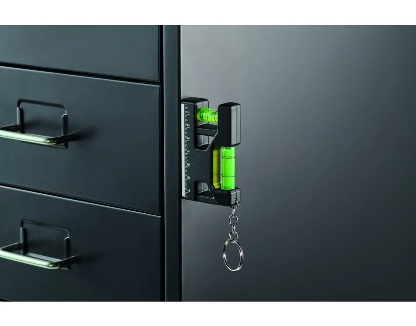 Czarny brelok magnetyczny z poziomicą i miarką z logo