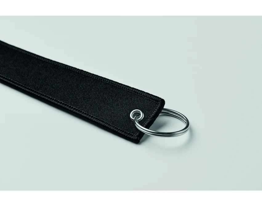 Czarny brelok samochodowy z logo – Remove Before Flight