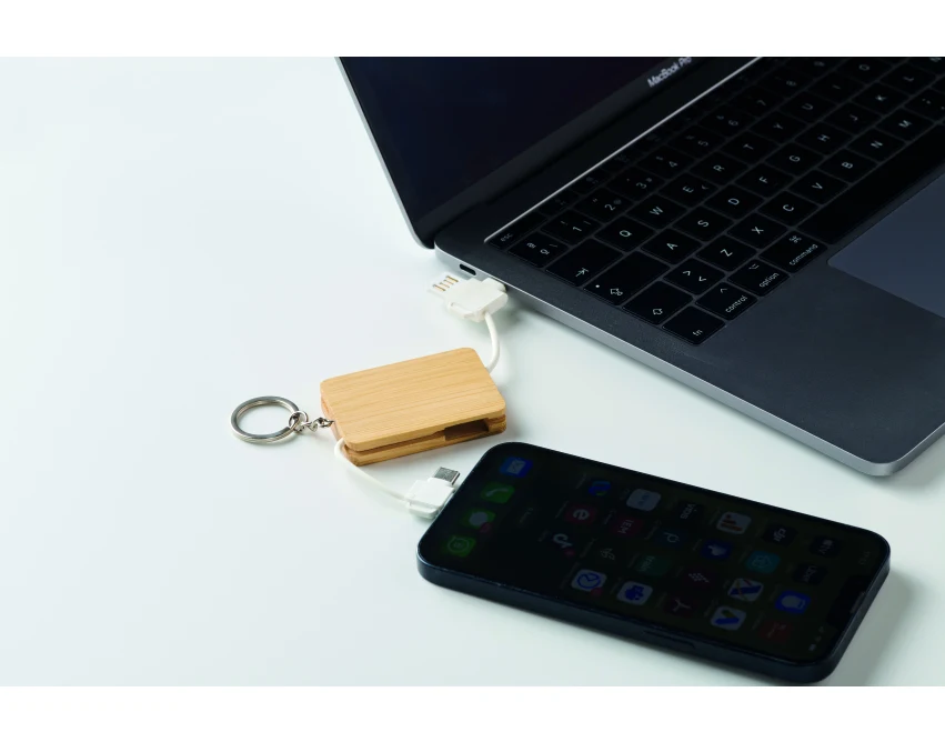 Bambusowy brelok z kablem 2w1 i logo – drewno, grawer