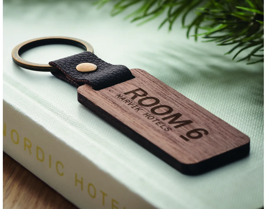 Brelok z drewna orzechowego i ekoskóry z grawerem logo