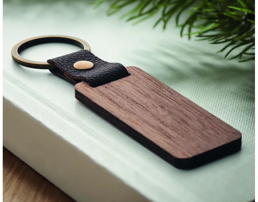 Brelok z drewna orzechowego i ekoskóry z grawerem logo