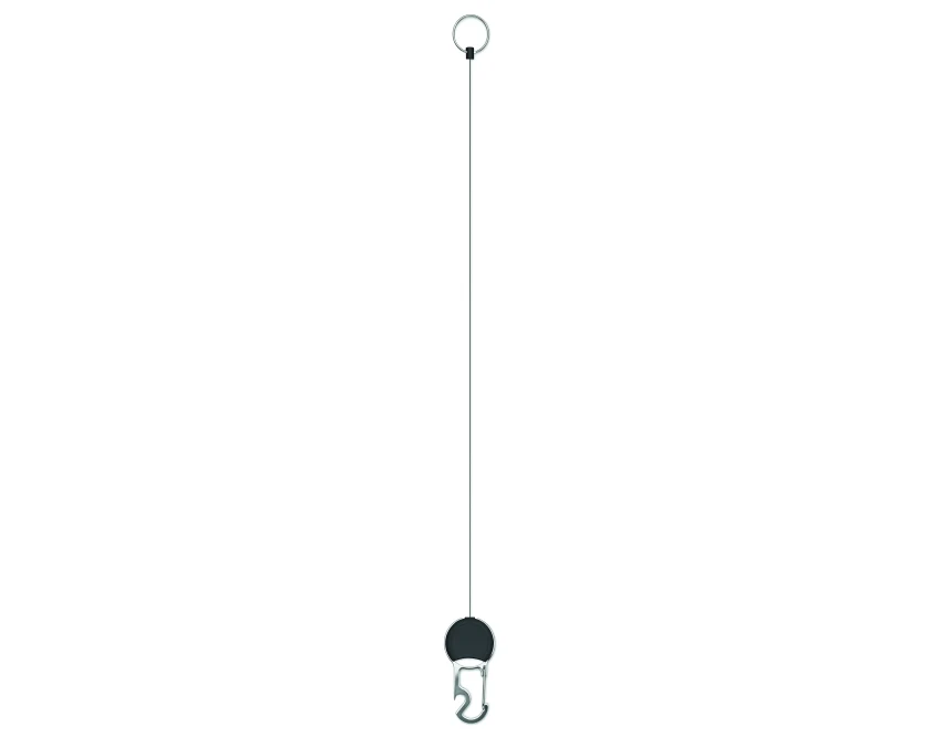 Czarny skipass z otwieraczem i nadrukiem logo firmy