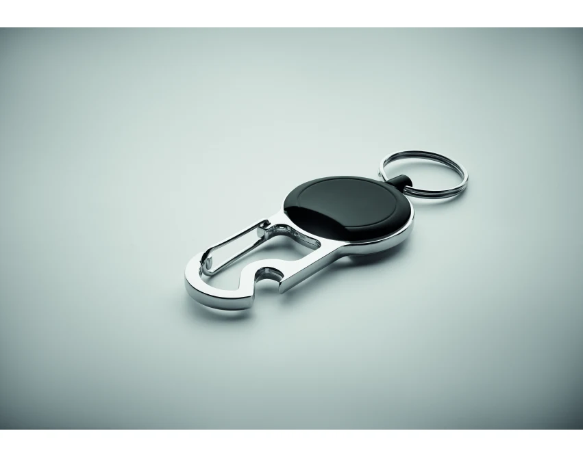 Czarny skipass z otwieraczem i nadrukiem logo firmy