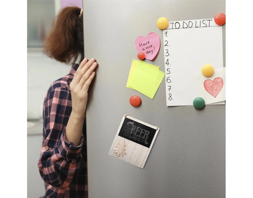 Drewniana tablica kredowa choinka z logo na magnesie