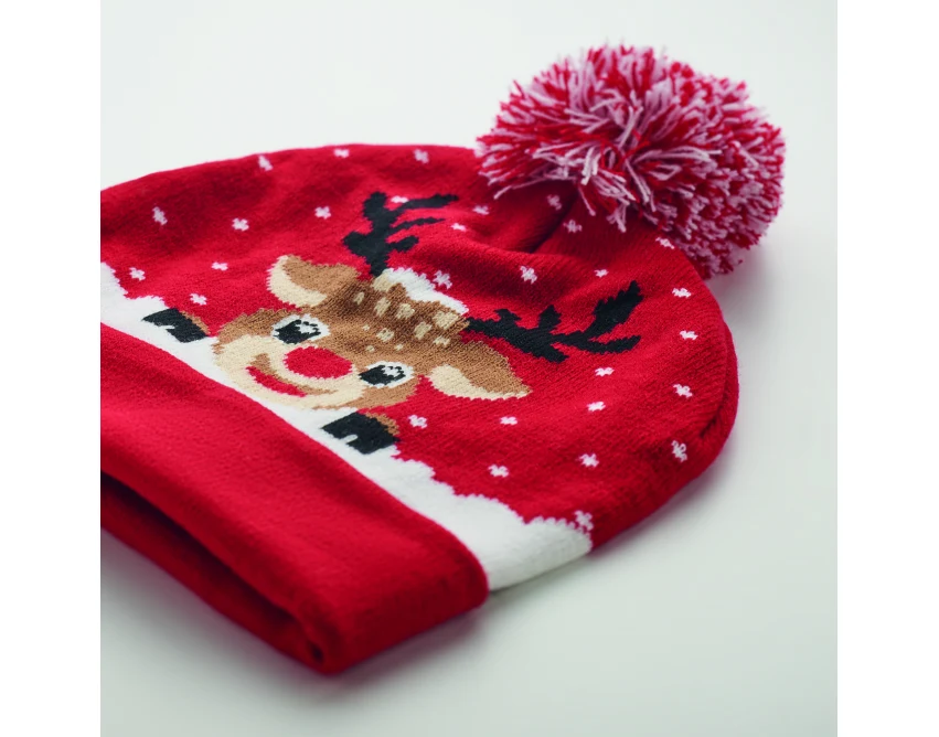 Czerwona świąteczna czapka z reniferem i pomponem z logo