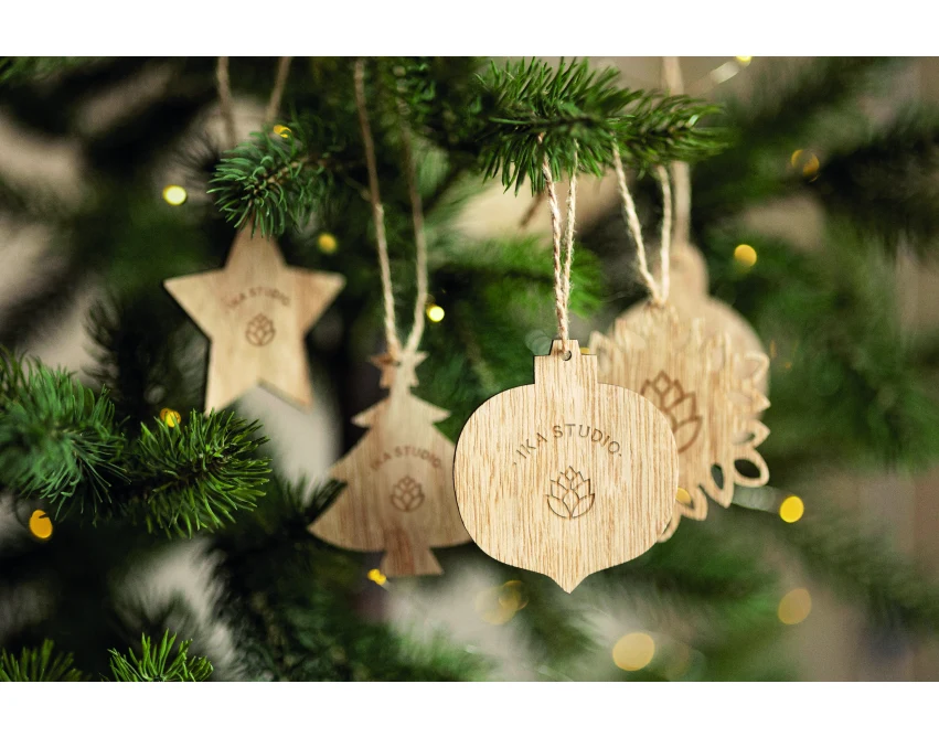 Drewniane ozdoby świąteczne z logo w pudełku kraft