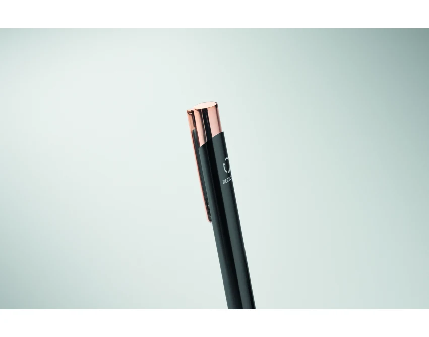 Czarny długopis metalowy z recyklingu z grawerem logo