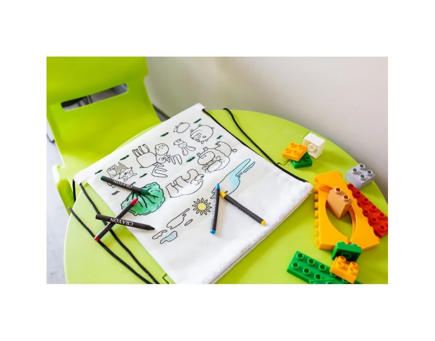 Biały worek do kolorowania z kredkami i logo firmy