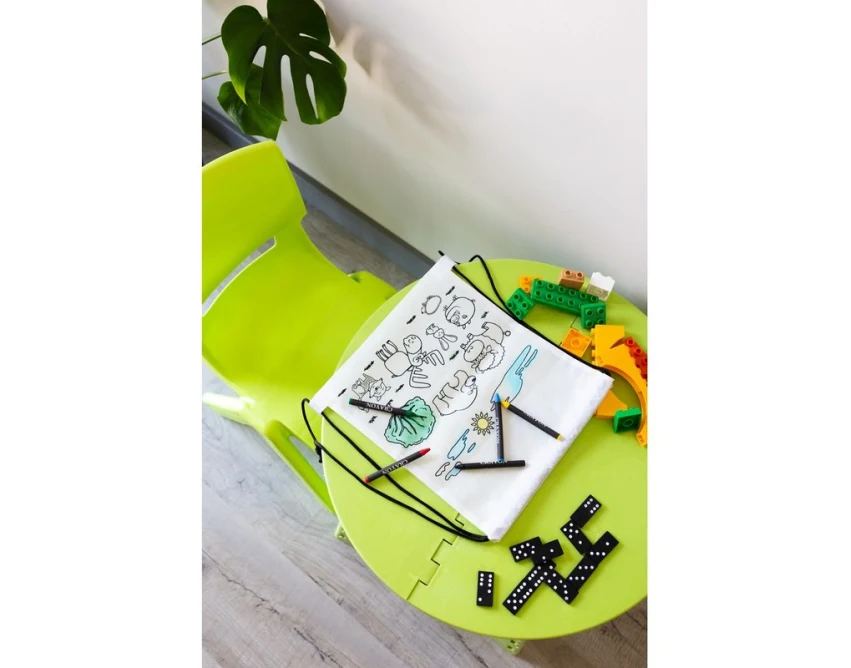 Biały worek do kolorowania z kredkami i logo firmy