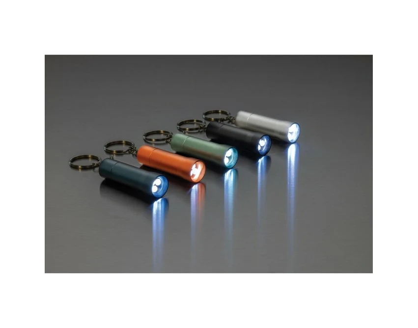 Czarny brelok latarka LED z recyklingu z logo firmy