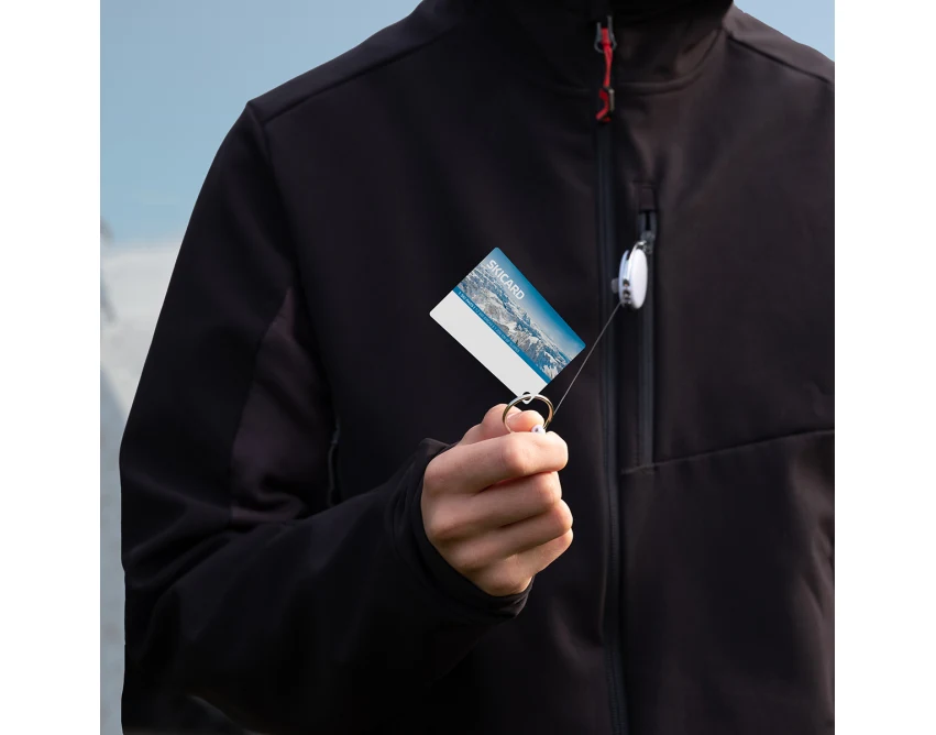 Biały skipass z logo, metalowy ring i karabińczyk 86 cm