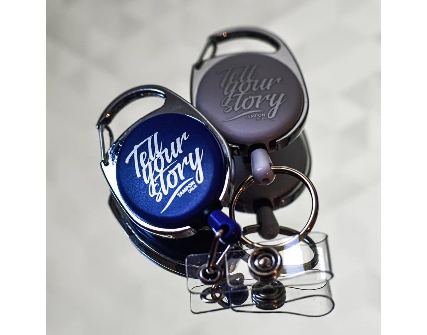 Czarny brelok skipass z linką 86 cm i karabińczykiem z logo