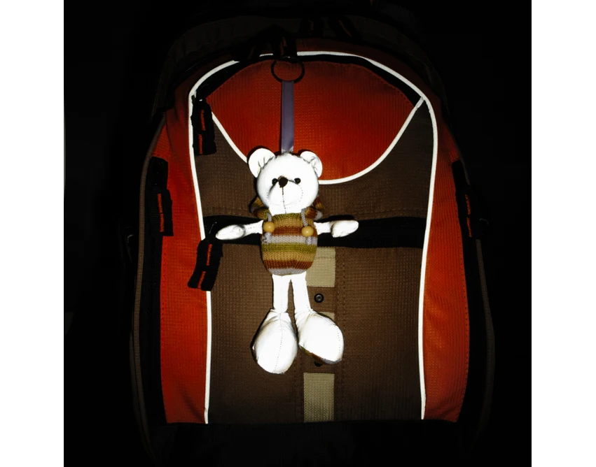 Szary brelok Miś odblaskowy z logo – prezent dla dzieci