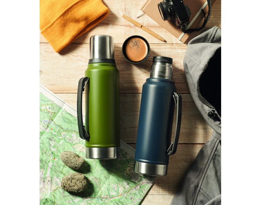 Termos z logo 1L Nyima ciemnozielony stal z recyklingu