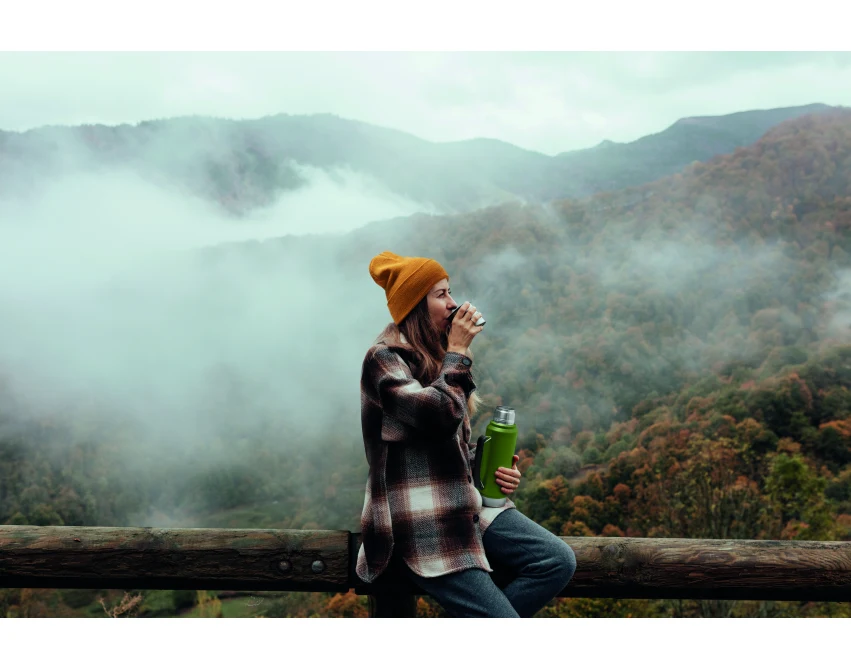 Termos z logo 1L Nyima ciemnozielony stal z recyklingu