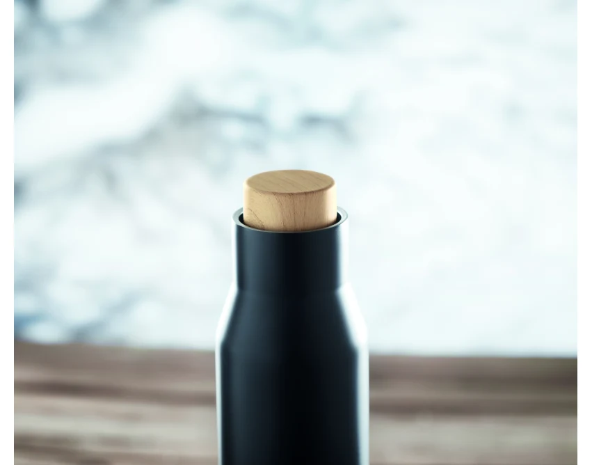 Czarny termos 500 ml z drewnianą pokrywką i logo firmy