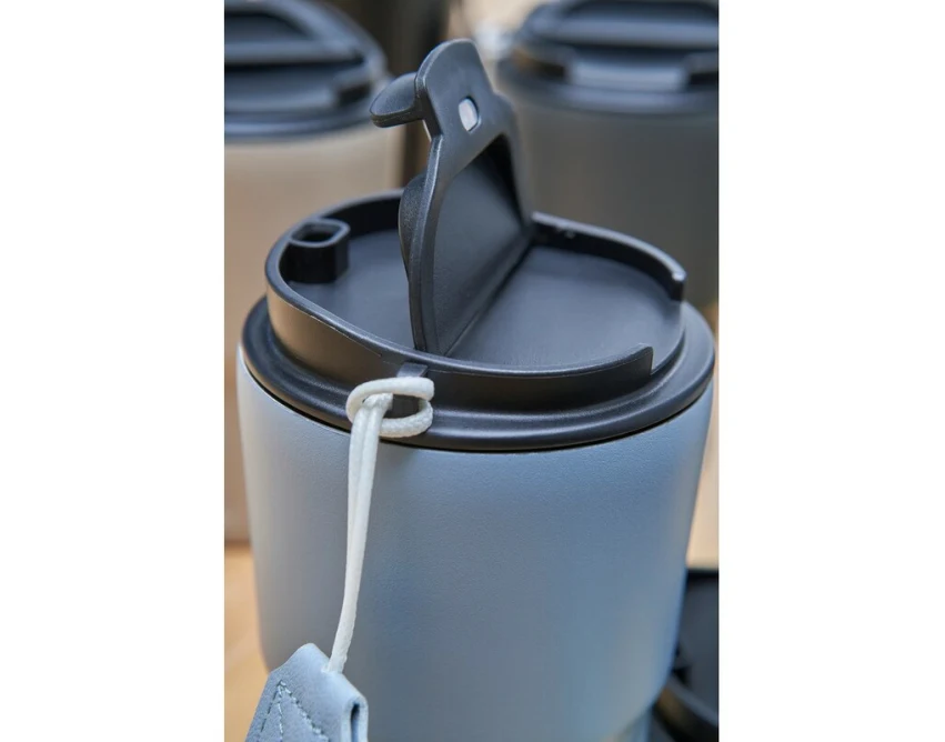 Czarny kubek termiczny 320 ml z paskiem i grawerem