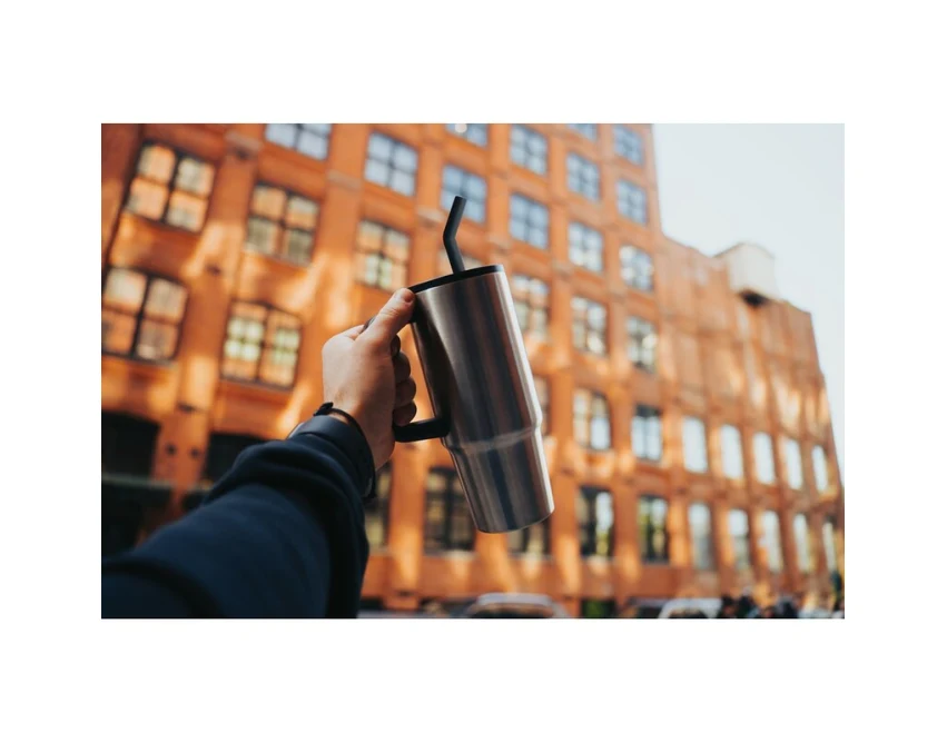 Srebrny kubek termiczny 900 ml ze słomką, z recyklingu