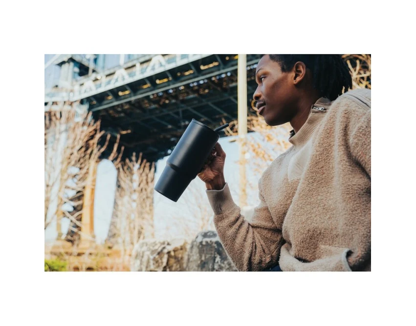 Czarny kubek termiczny 900 ml ze słomką i logo firmy