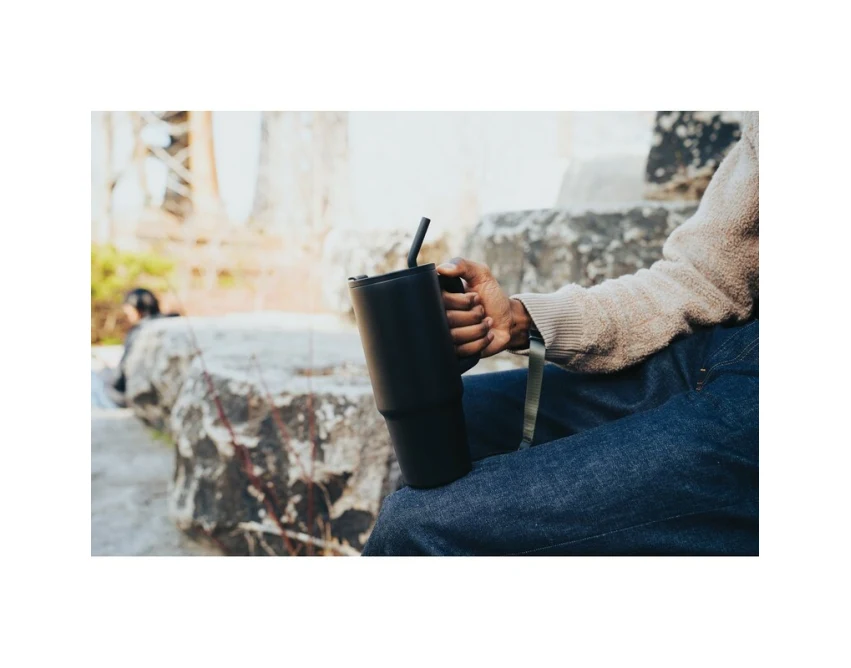 Czarny kubek termiczny 900 ml ze słomką i logo firmy