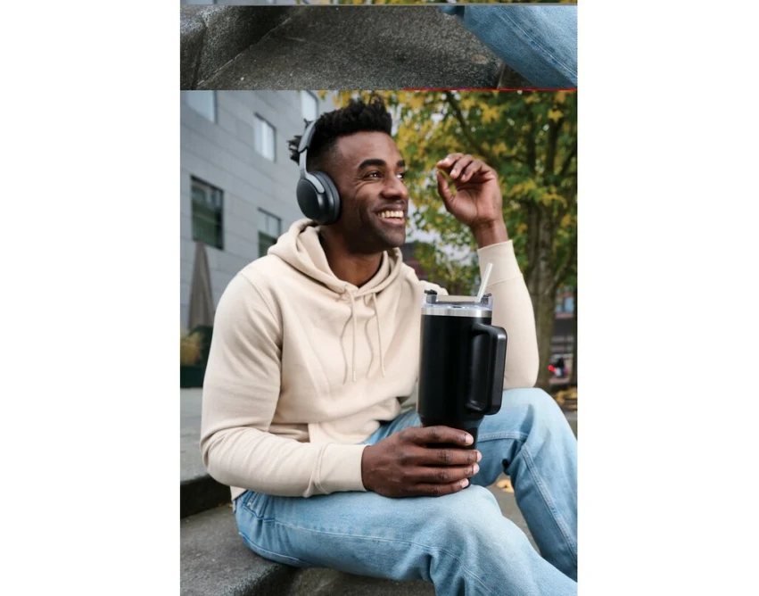 Czarny kubek termiczny 1200 ml ze słomką i uchwytem z logo